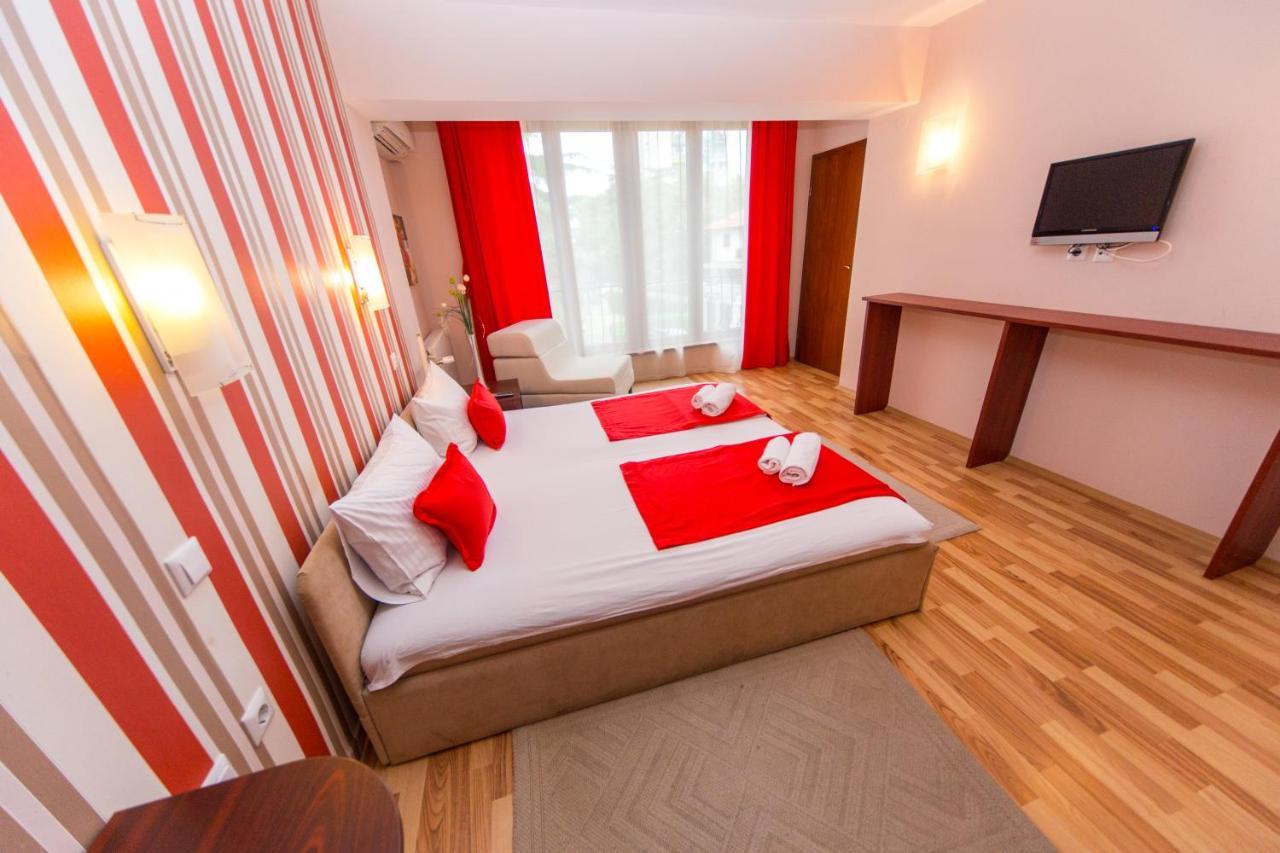 Hotel Pine Skopje Exterior photo